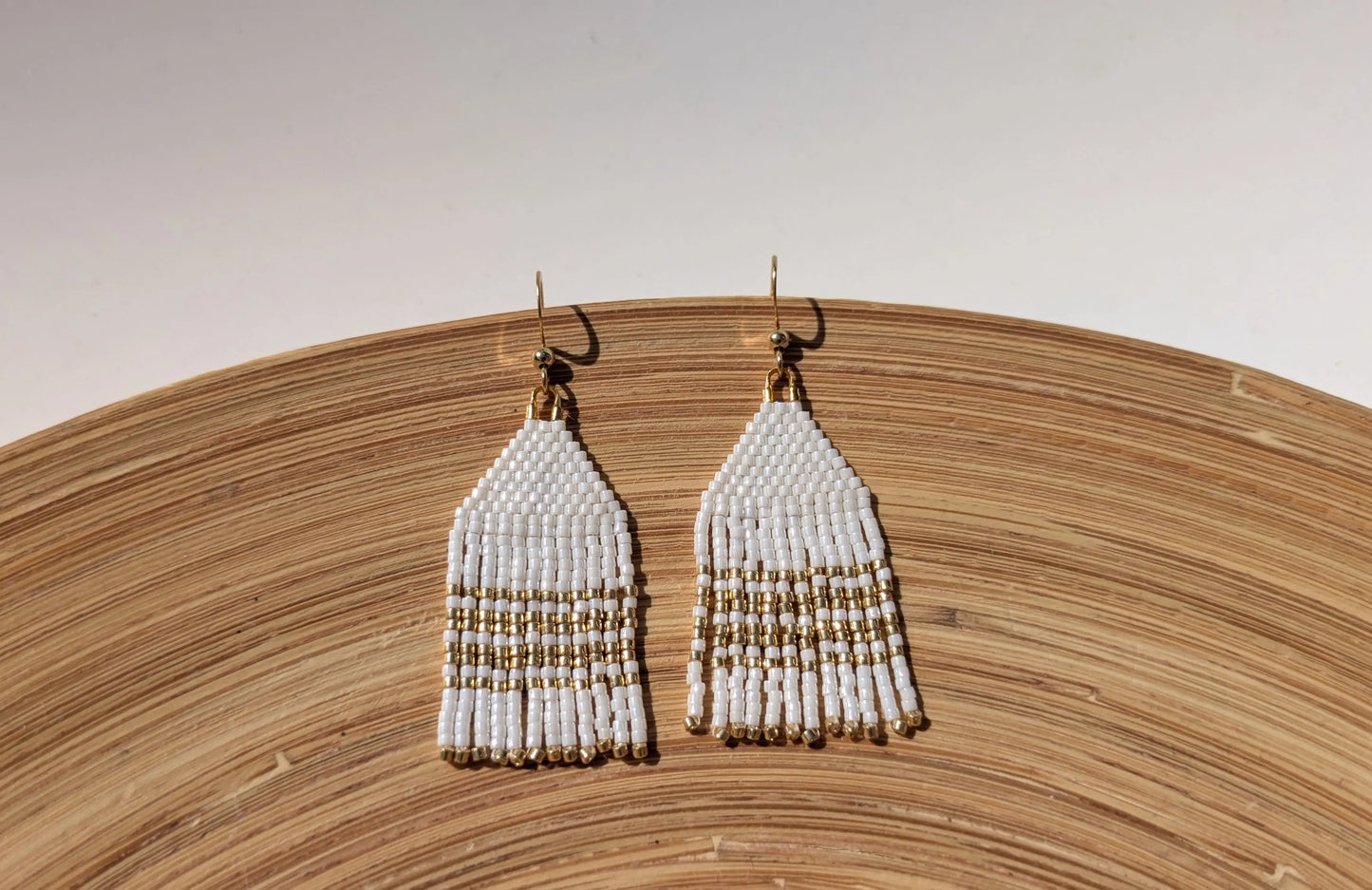 Boucles d'oreilles à franges perlées blanches et dorées. Bijou artisanal