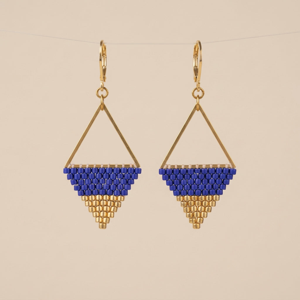 Boucles géométriques triangulaires bleu roi et dorées