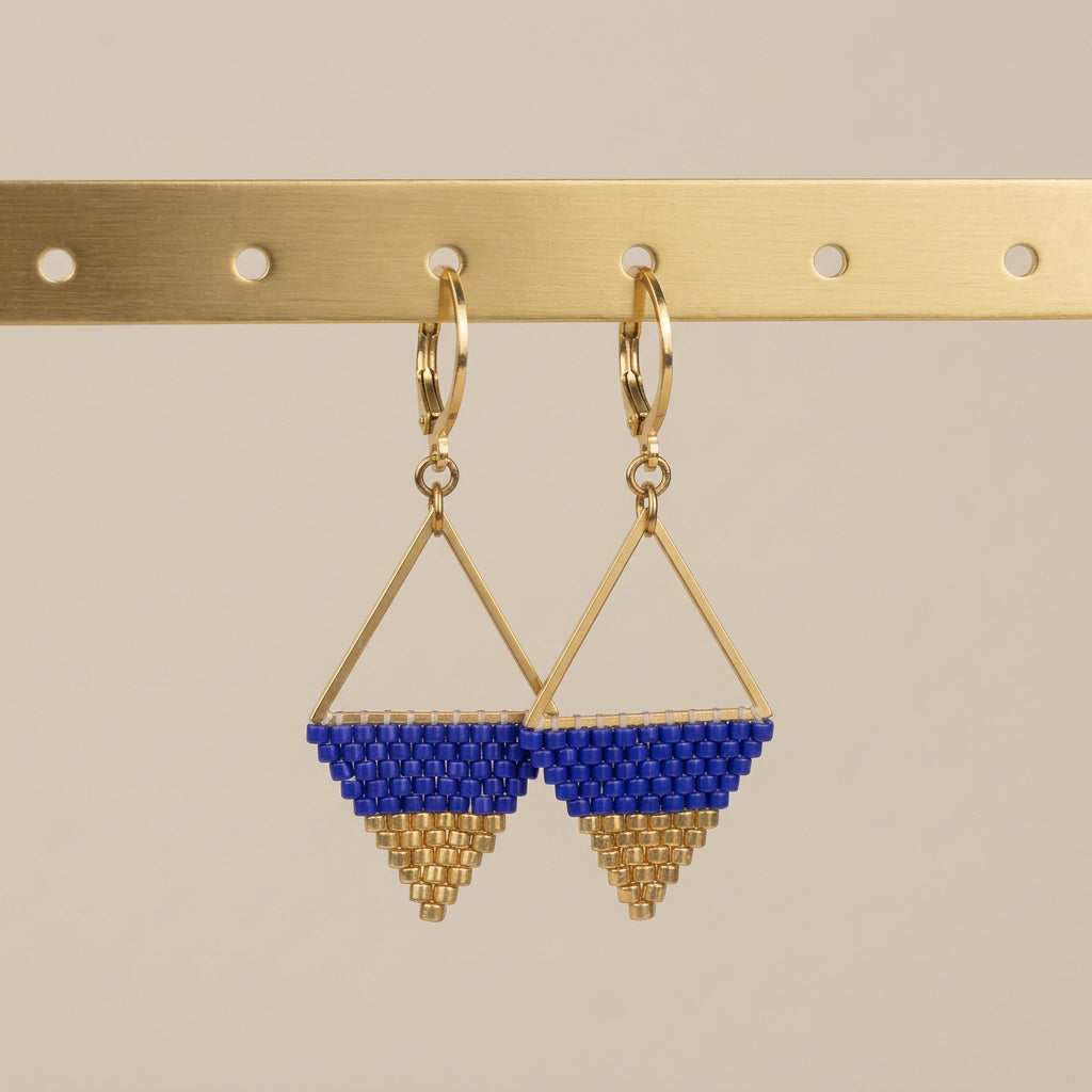 Boucles en perles bleu roi tissées sur triangle en acier inoxydable doré