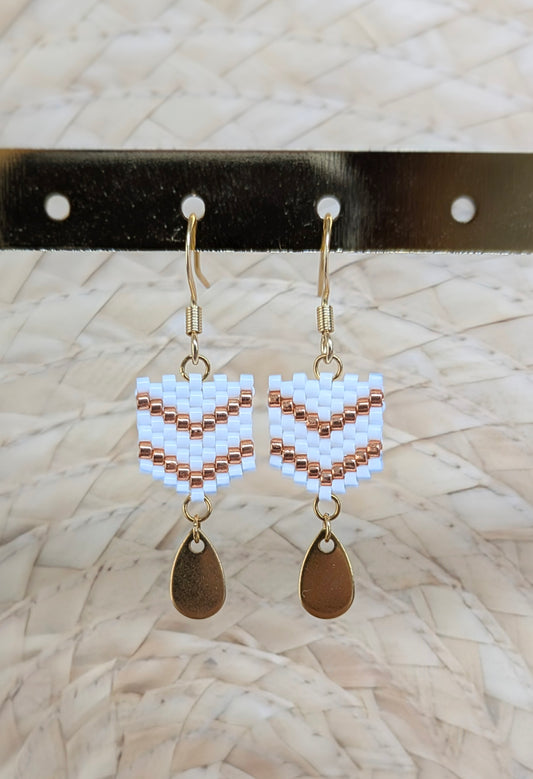 Gros plan sur les boucles tissées main en perles miyuki blanches et cuivrées