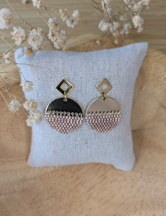 Boucles tissées de forme ronde présentées sur coussin entourées de gypsophile