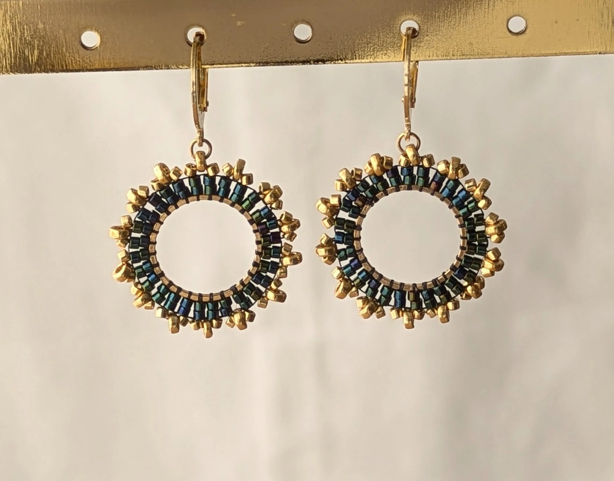 Gros plan sur tissage des boucles en perles foncées et dorées
