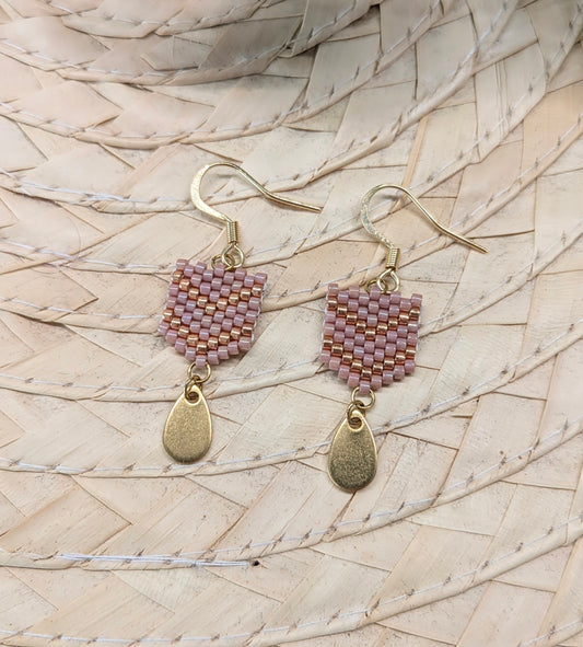 Gros plan sur les boucles d'oreilles artisanales Fanny en perles roses