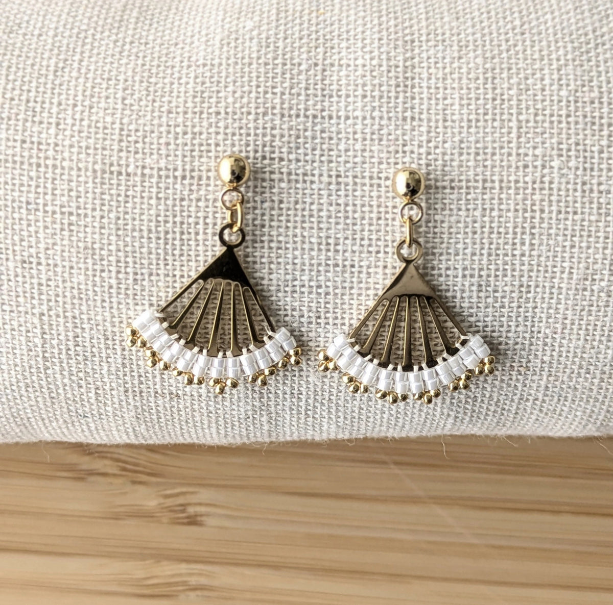 Vue détaillée du tissage des boucles Lola en perles nacrées blanches