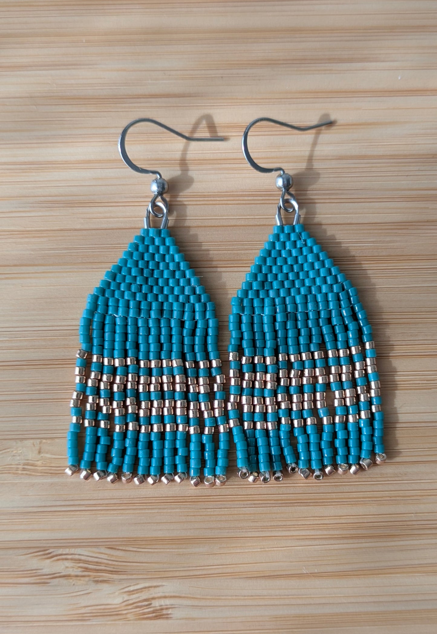 Boucles à franges artisanales bleu vert- Vue détaillée des perles