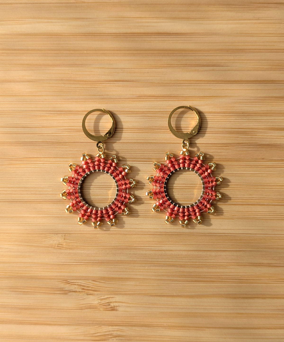 Boucles tissées main perles miyuki rouges et dormeuses acier inoxydable doré