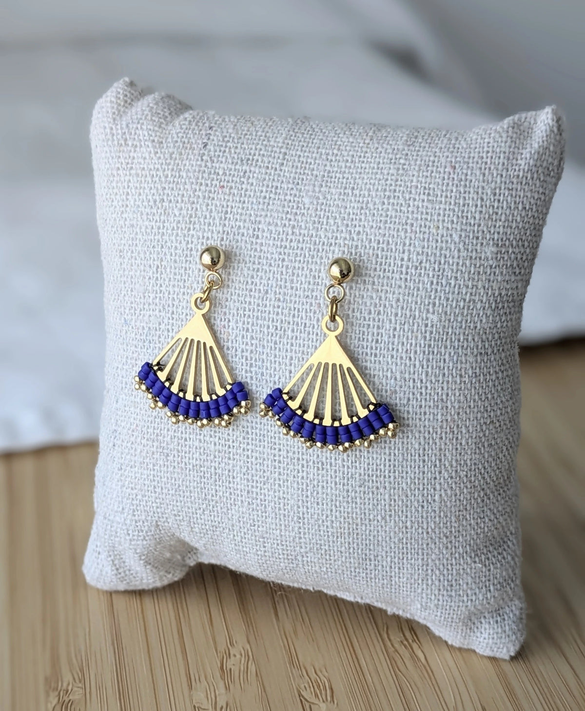 Boucles tissées bleues de profil