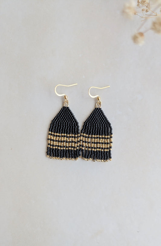 Boucles à franges perlées noires et dorées