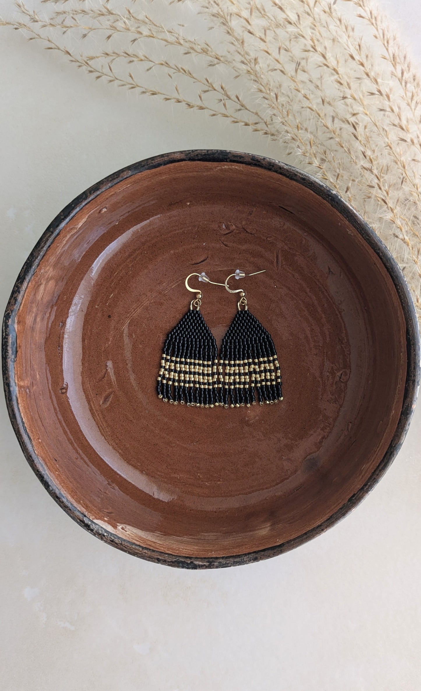 Boucles à franges perlées noires et dorées