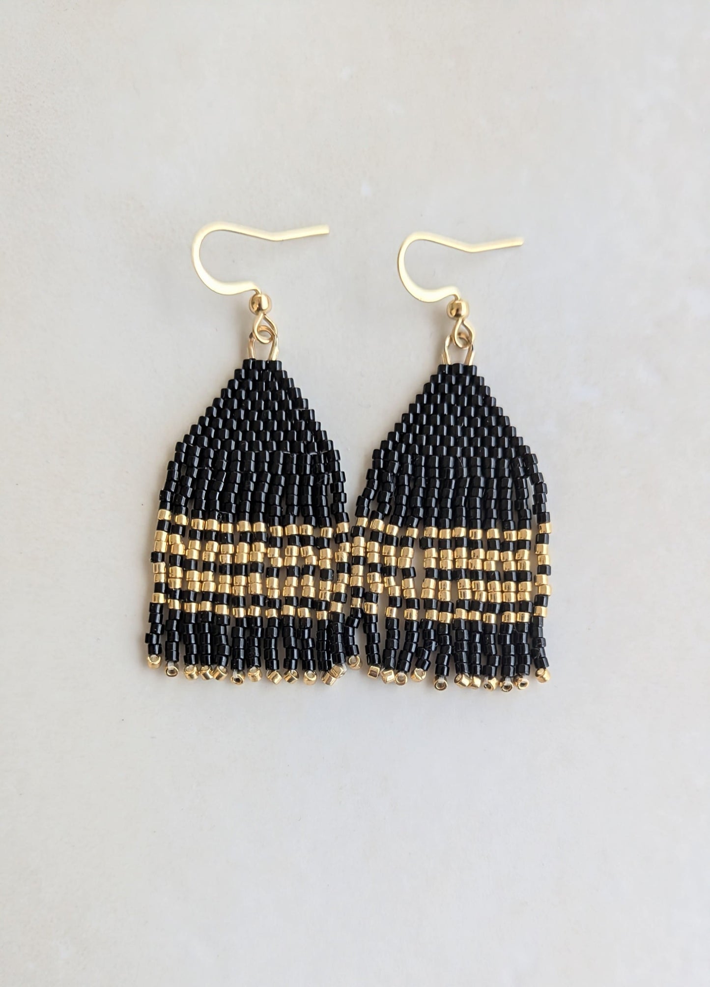 Boucles à franges perlées noires et dorées
