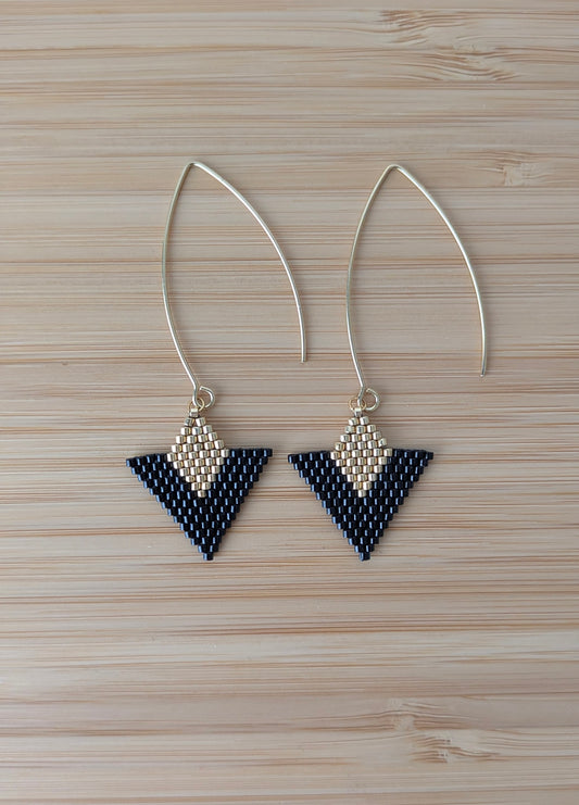 Vue détaillée des boucles artisanales en perles miyuki noires et dorées