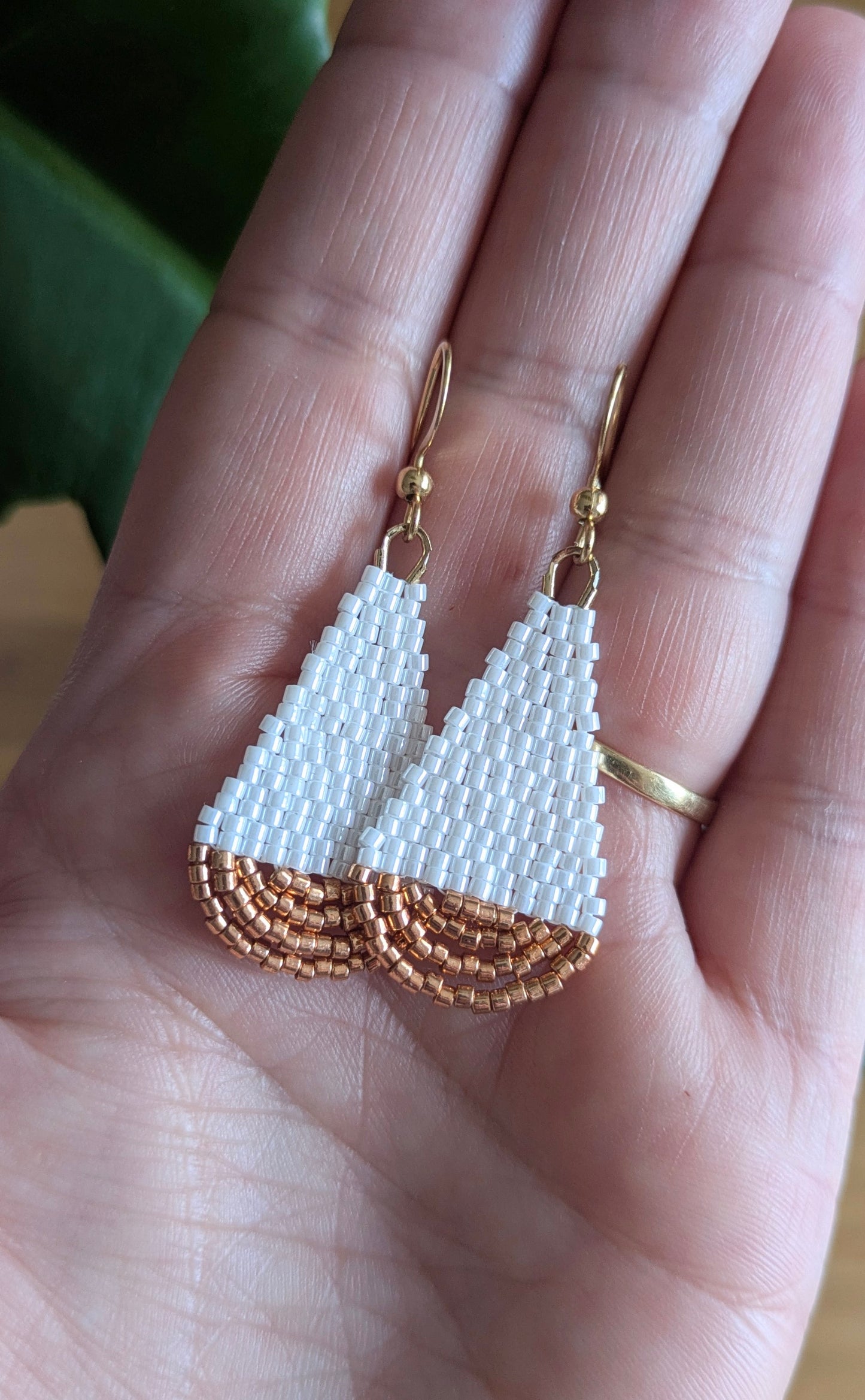 Présentation de la taille des boucles fait-main en perles nacrées et cuivrées- Présentées sur une main féminine