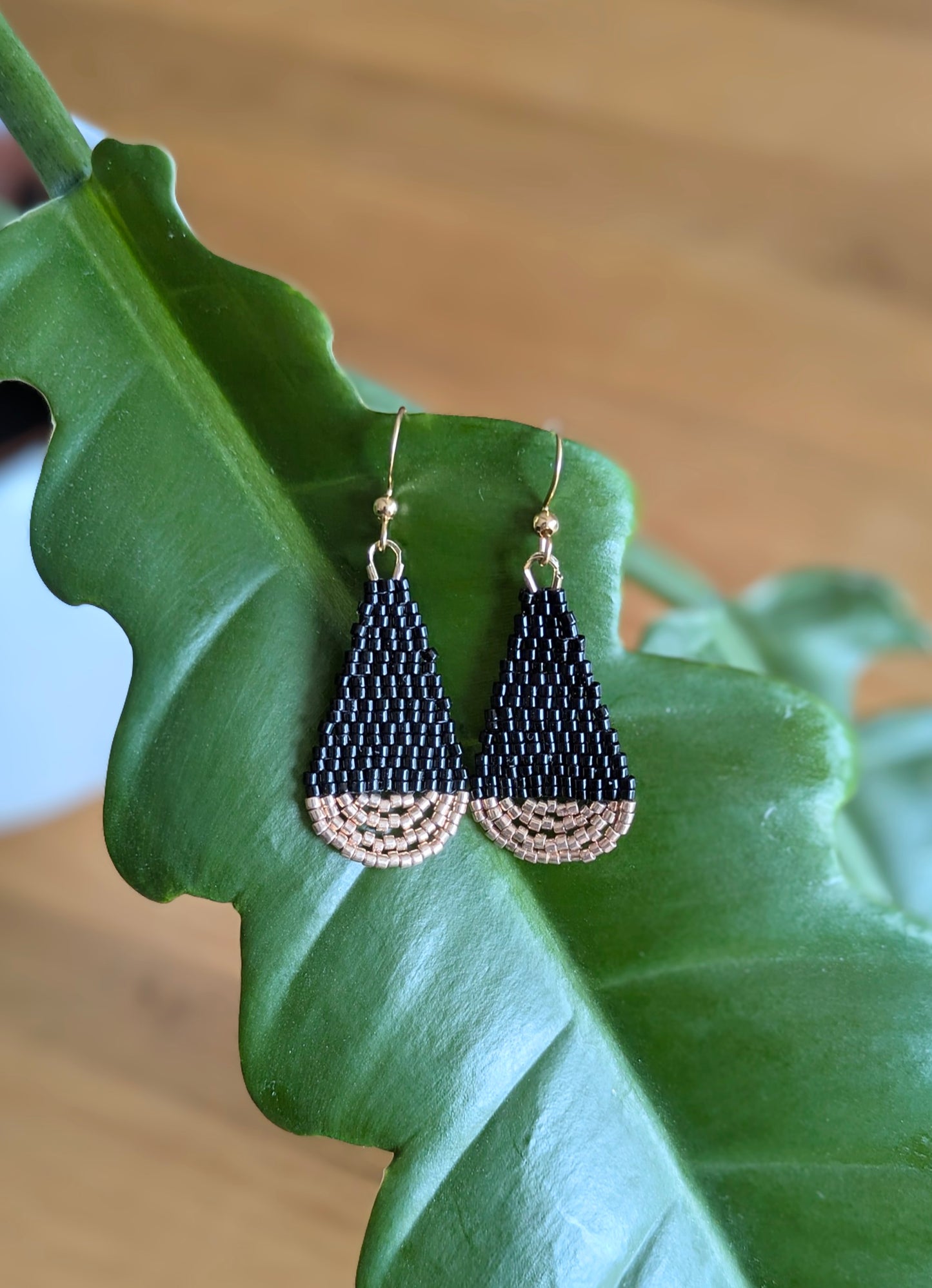 Boucles bohème chic tissées main en perles miyuki noires et champagne