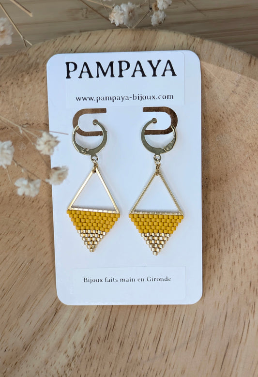 Boucles d'oreilles en perles tissées sur carton présentoir indiquant "Pampaya-bijoux faits main en gronde"