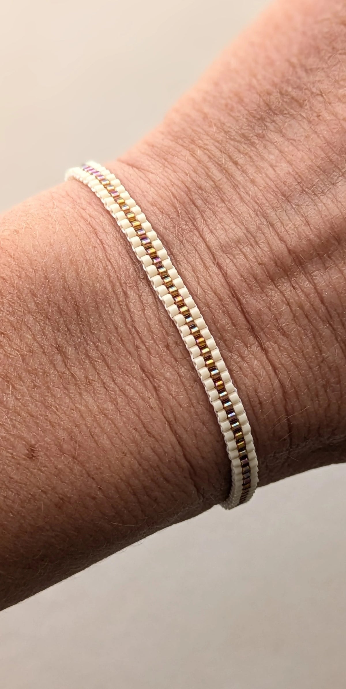 Bracelet Rainbow en perles crème porté