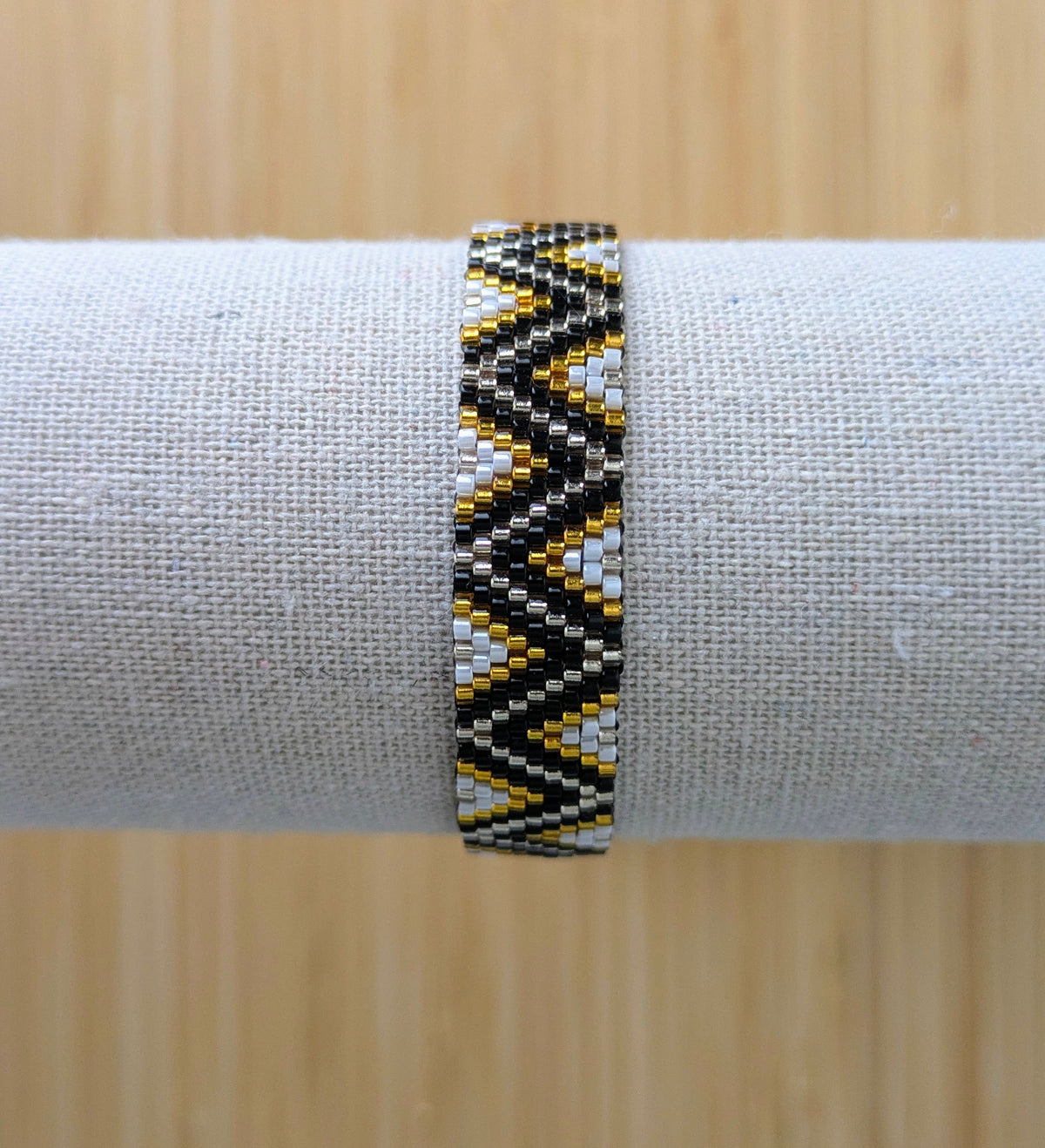 Gros plan sur détails du tissage et des motifs en zig zag