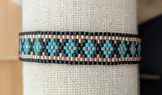 Vue détaillée du tissage peyote des perles vertes et noires du bracelet artisanal