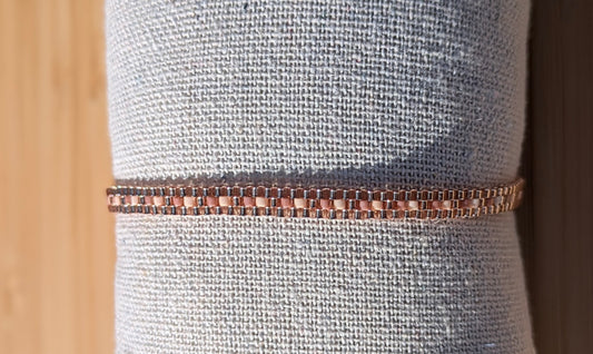 Vue détaillée du tissage du bracelet artisanan MICA