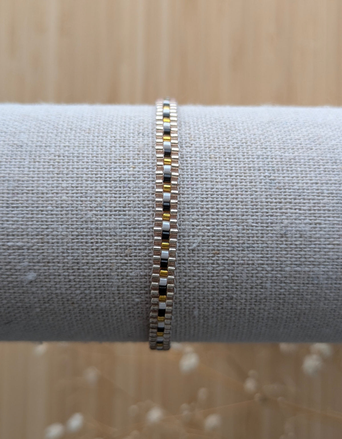 Bracelet réglable ZOÉ noir et doré - vue d'ensemble sur présentoir