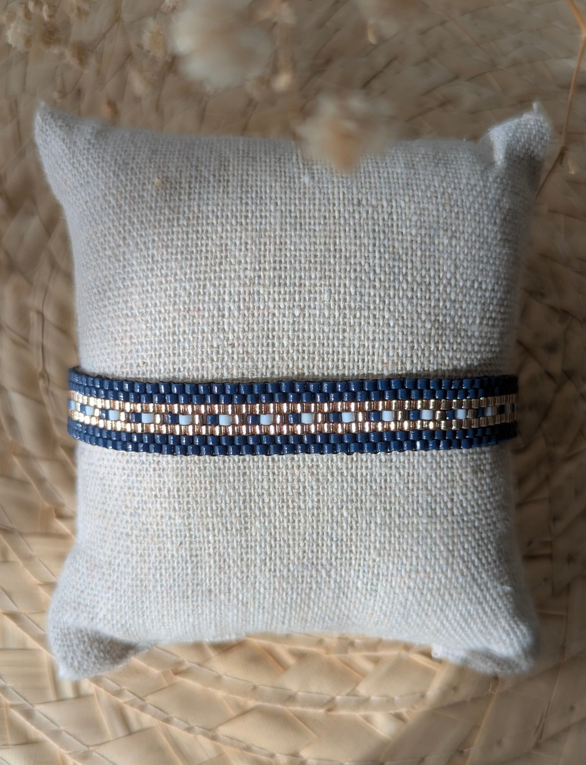 Gros plan sur les perles bleues du bracelet fait-main