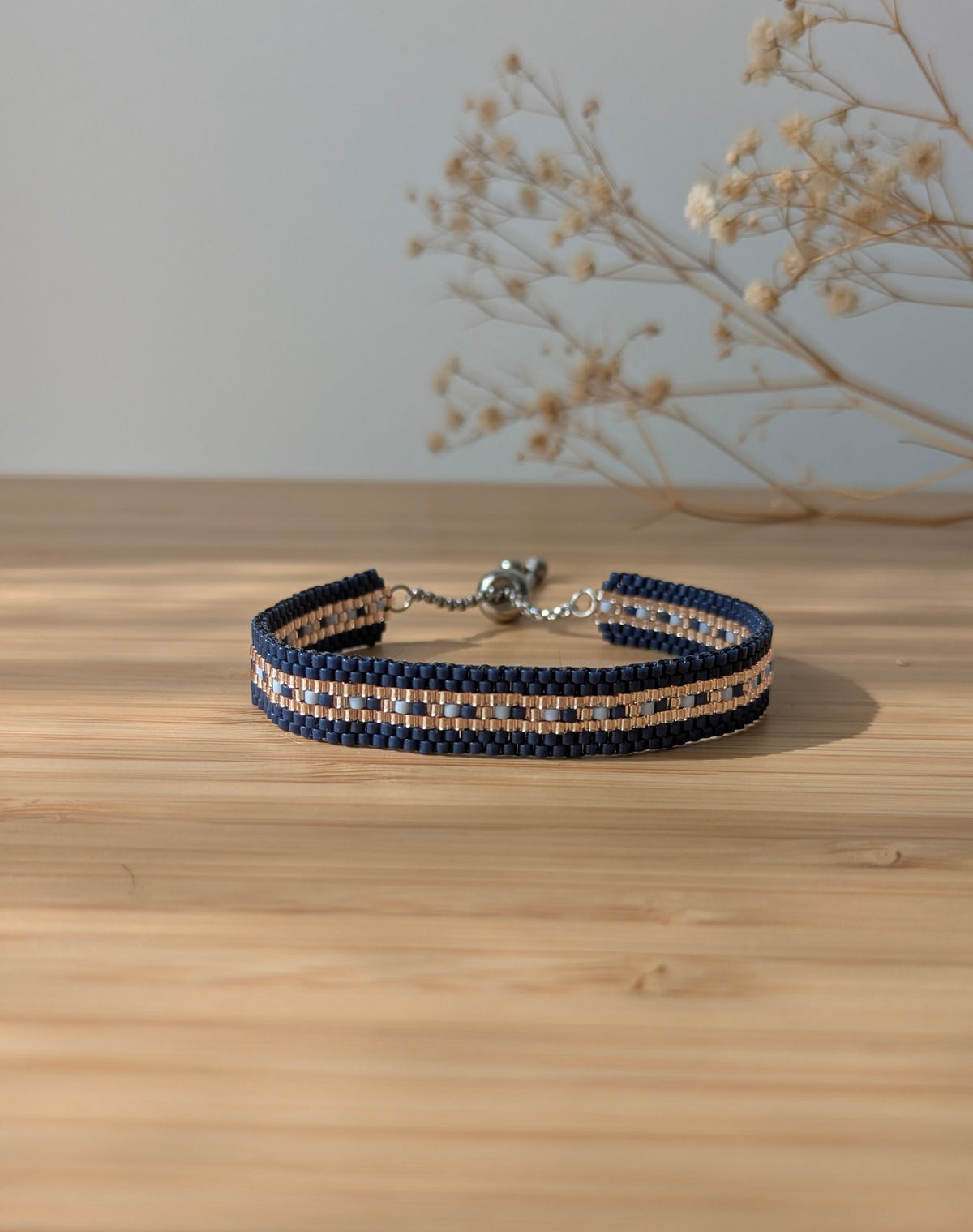 Vue de face du bracelet Stella bleu en tissage peyote - création artisanale