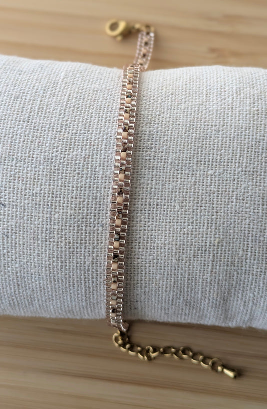 Vue d'ensemble du bracelet tissé en perles marron avec fermoir et chaine d'extension en acier inoxydable doré