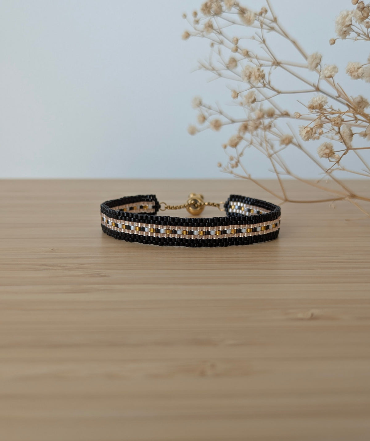 Détail du bracelet Stella noir avec motif pointillés - création artisanale