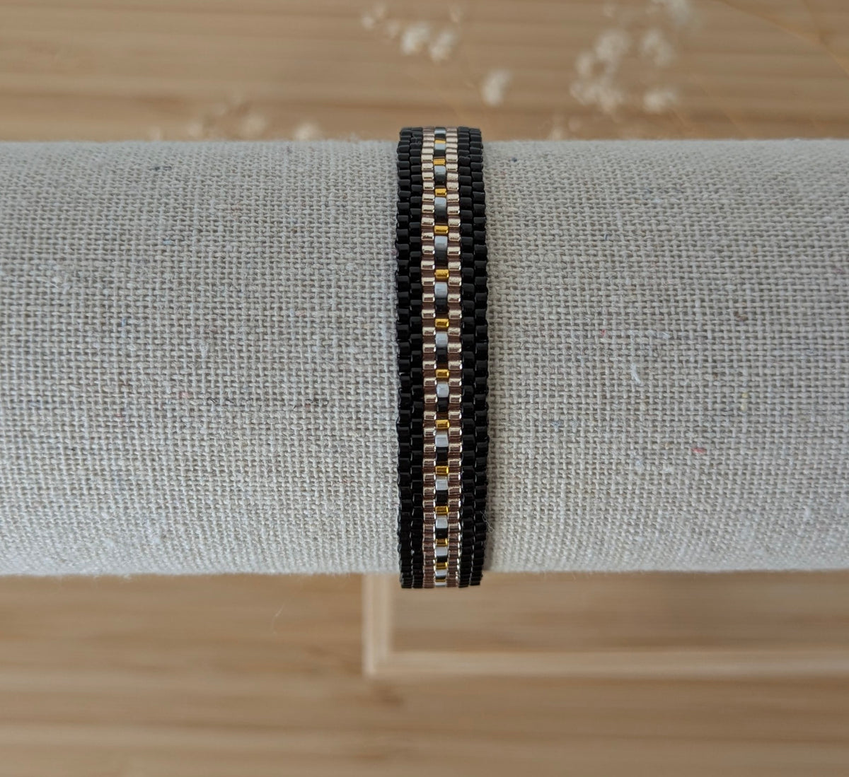 Bracelet noir bohème chic réglable sur présentoir - perles de verre japonaises