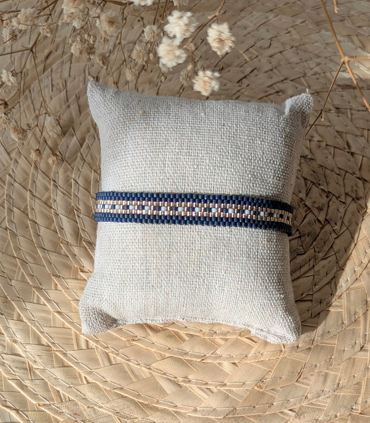 Bracelet Stella bleu tissé main en perles japonaises - bijou bohème sur coussin
