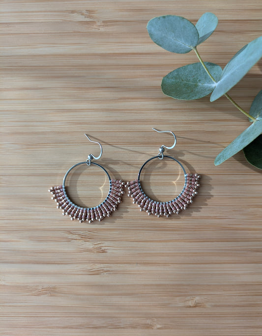 Créoles artisanales tissées en perles miyuki roses vue de haut