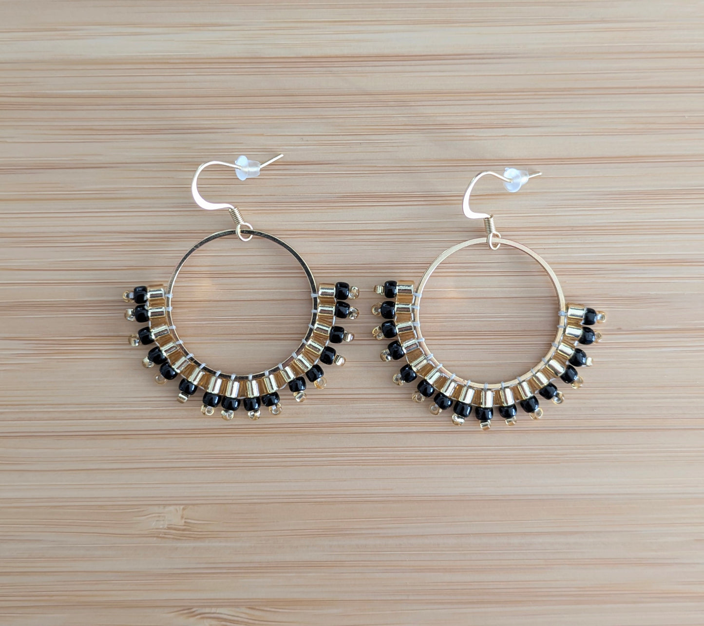 Créoles tissées main noires et dorées en perles Miyuki 4 cm