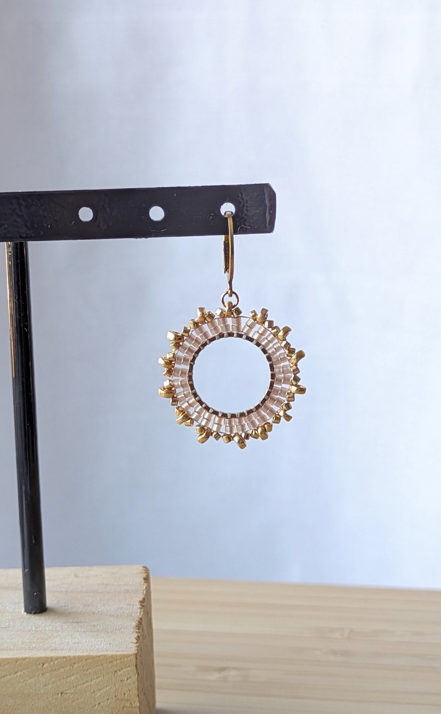 PAOLA - Boucles d'oreilles en perles tissées sur anneau - Beige rosé