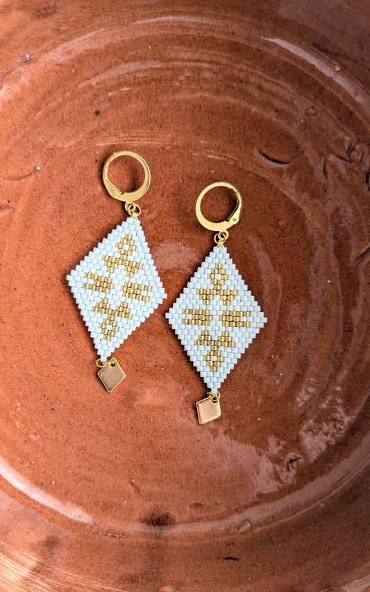 Boucles d'oreilles pendantes en perles tissées blanches -INDIANA