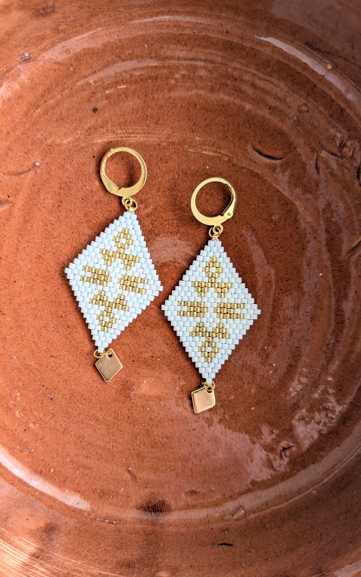 Boucles d'oreilles pendantes en perles tissées blanches -INDIANA