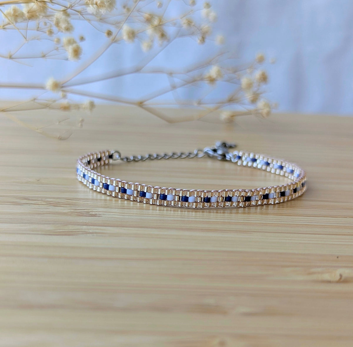 Bracelet fin tissé bleu et argenté - vue d'ensemble du bijou élégant