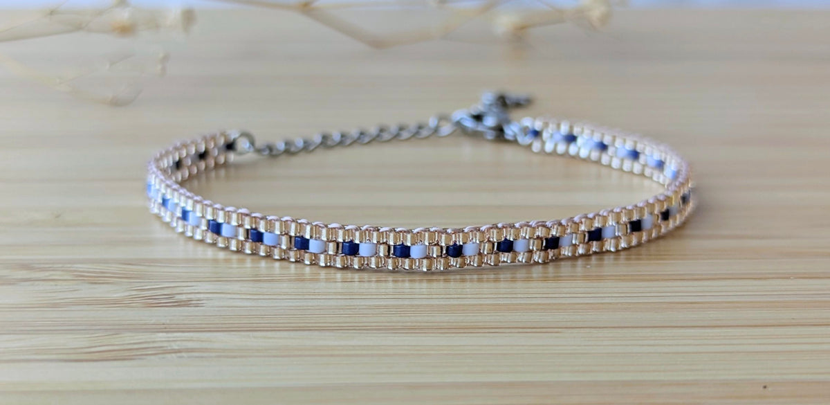 Gros plan bracelet tissé fin bleu argenté - texture et qualité du tissage