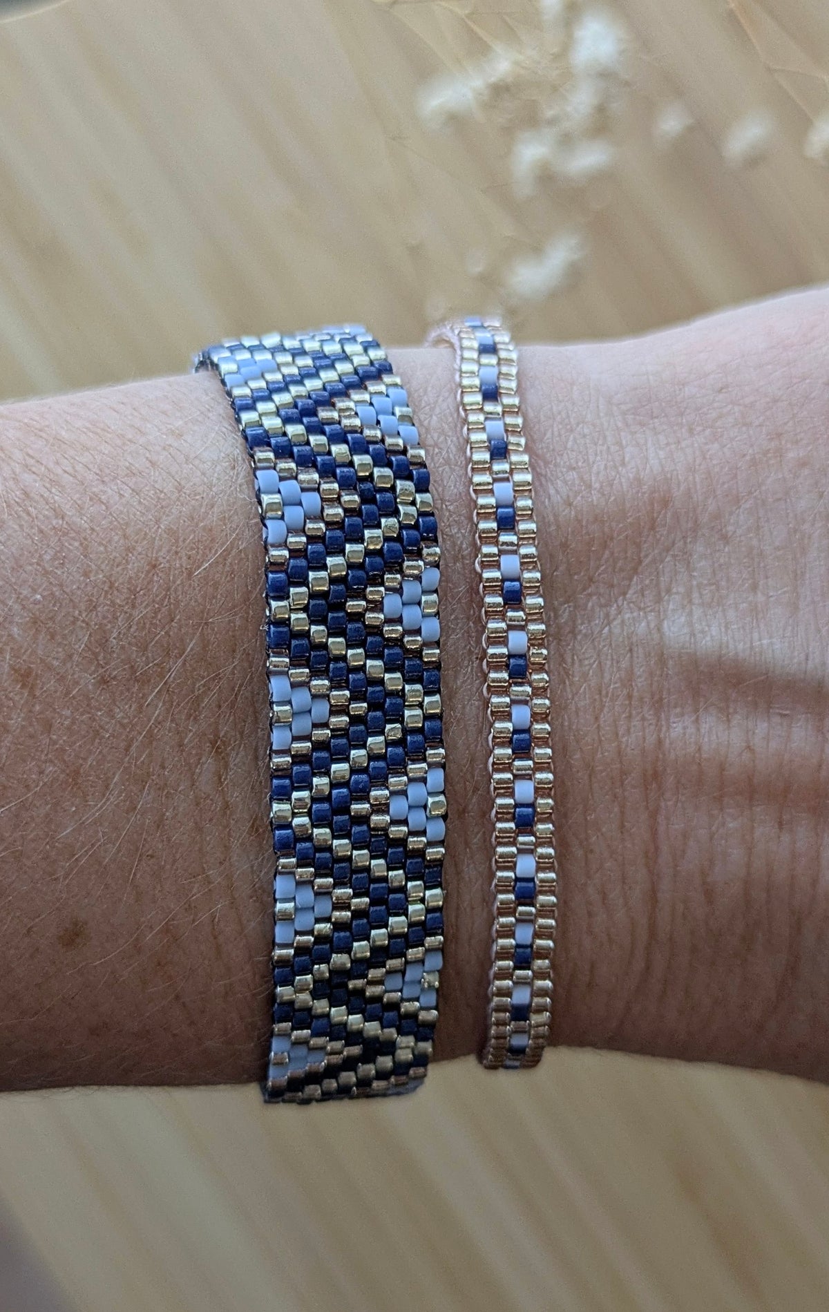 Bracelet tissé fin bleu et argenté - angle de profil montrant la finesse