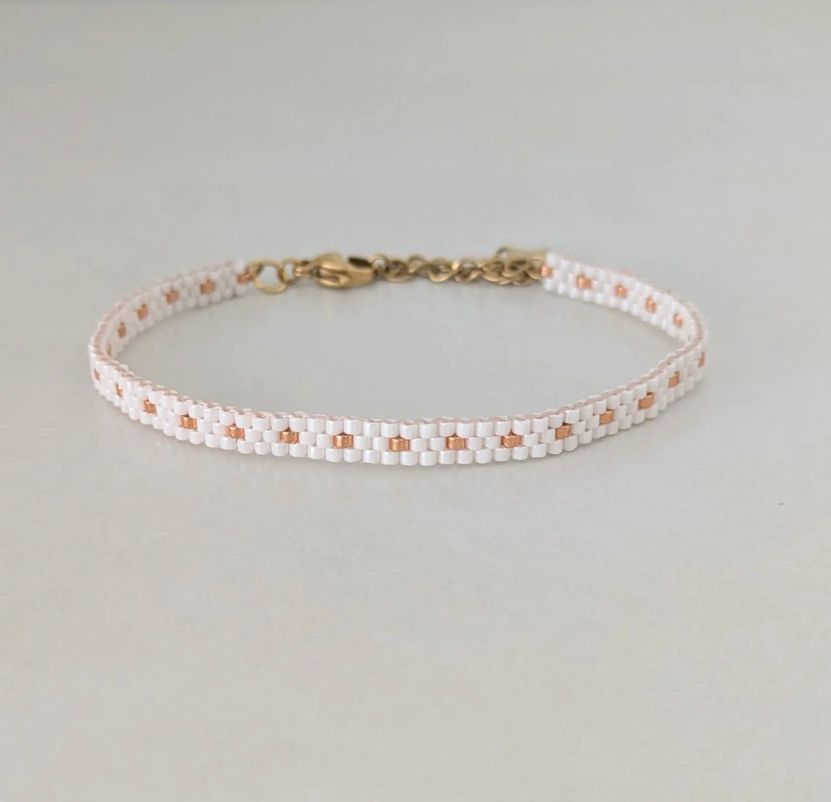 vue d'ensemble du bracelet tissé main en perles de verre blanches et cuivrées