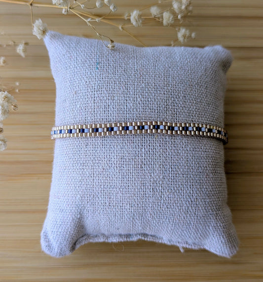 Bracelet tissé fin bleu et argenté - détail du tissage délicat et des finitions