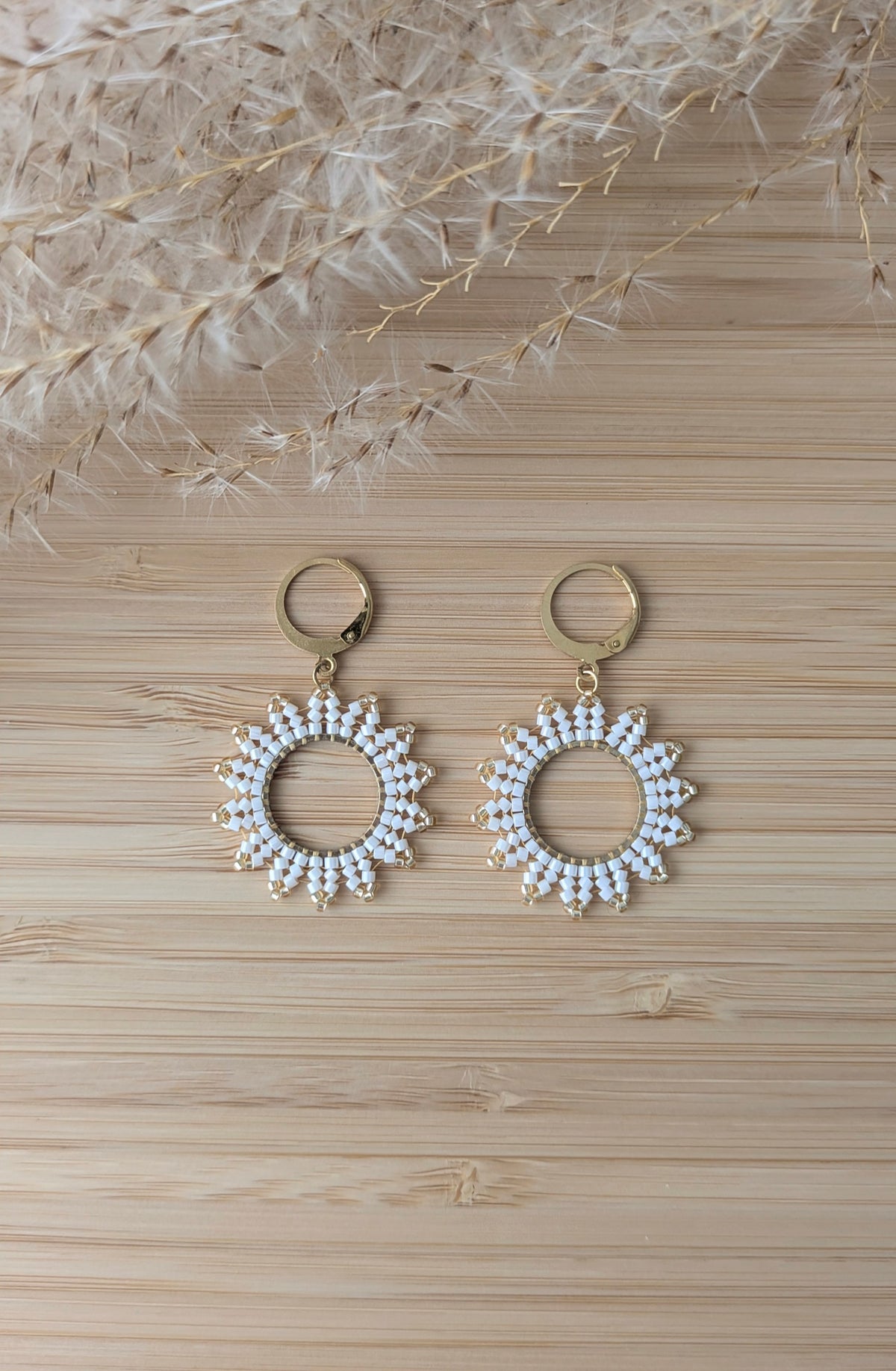Boucles d'oreilles pendantes tissage herringbone - Blanches