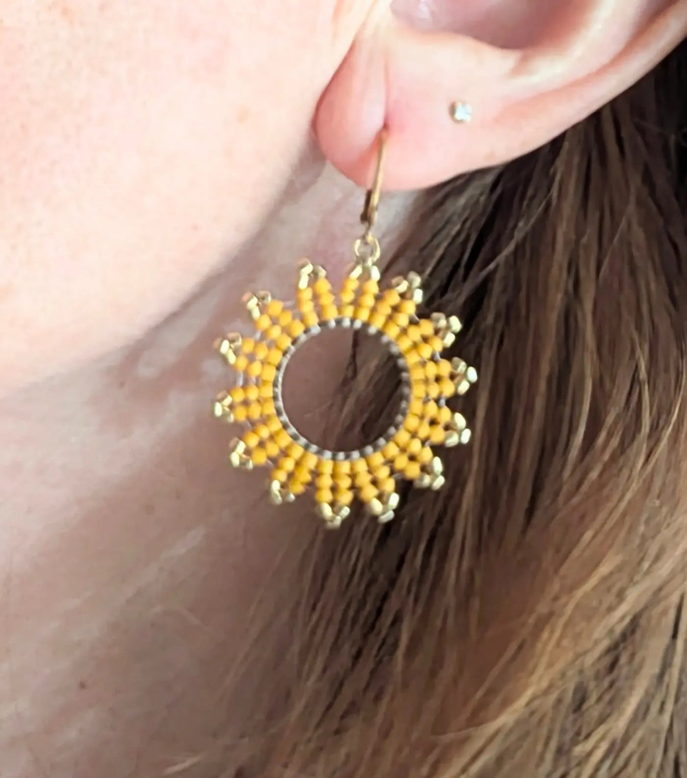 Boucles d'oreilles pendantes tissage herringbone - Jaunes
