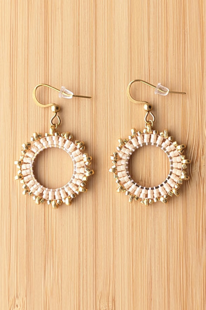 boucles d'oreilles en perles marron clair sur fond bois