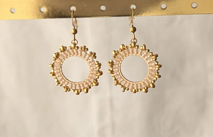Vue détaillée du tissage des perles PAOLA couleur marron clair