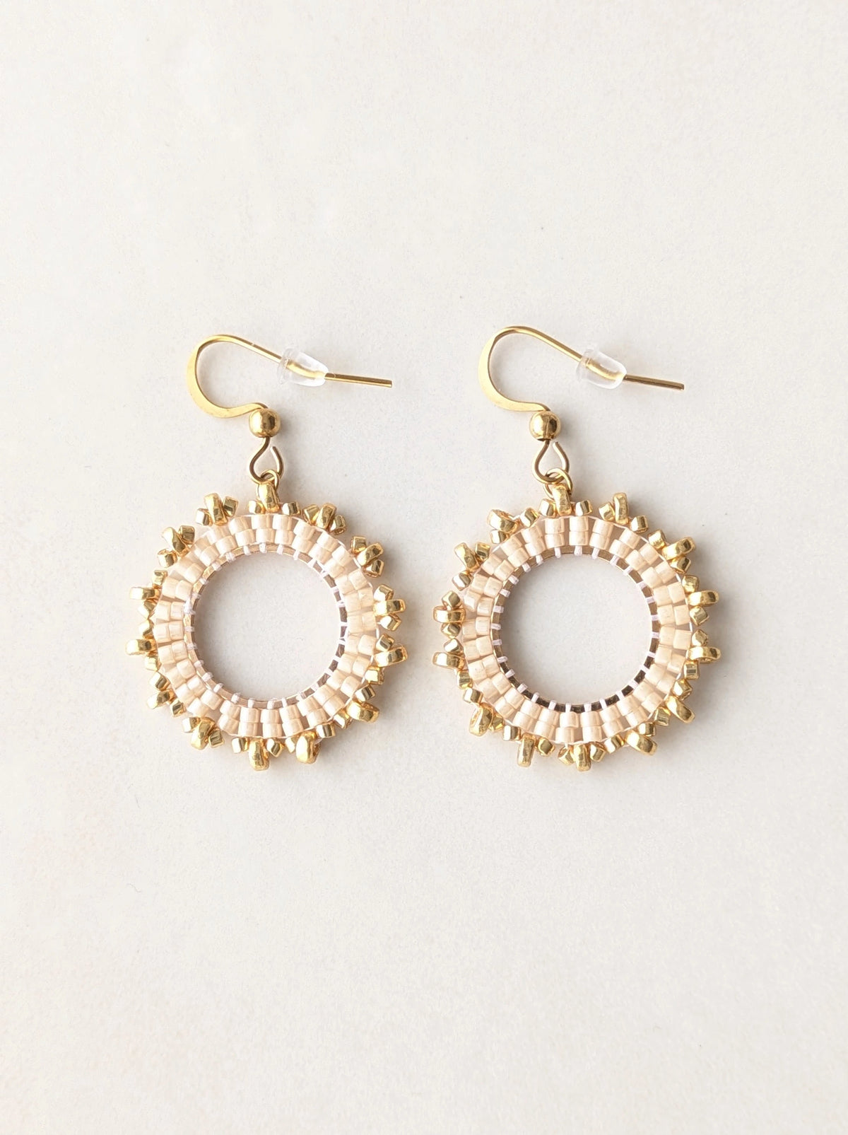 boucles tissées en perles marron clair