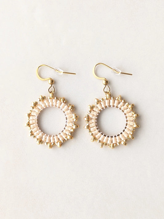 boucles tissées en perles marron clair