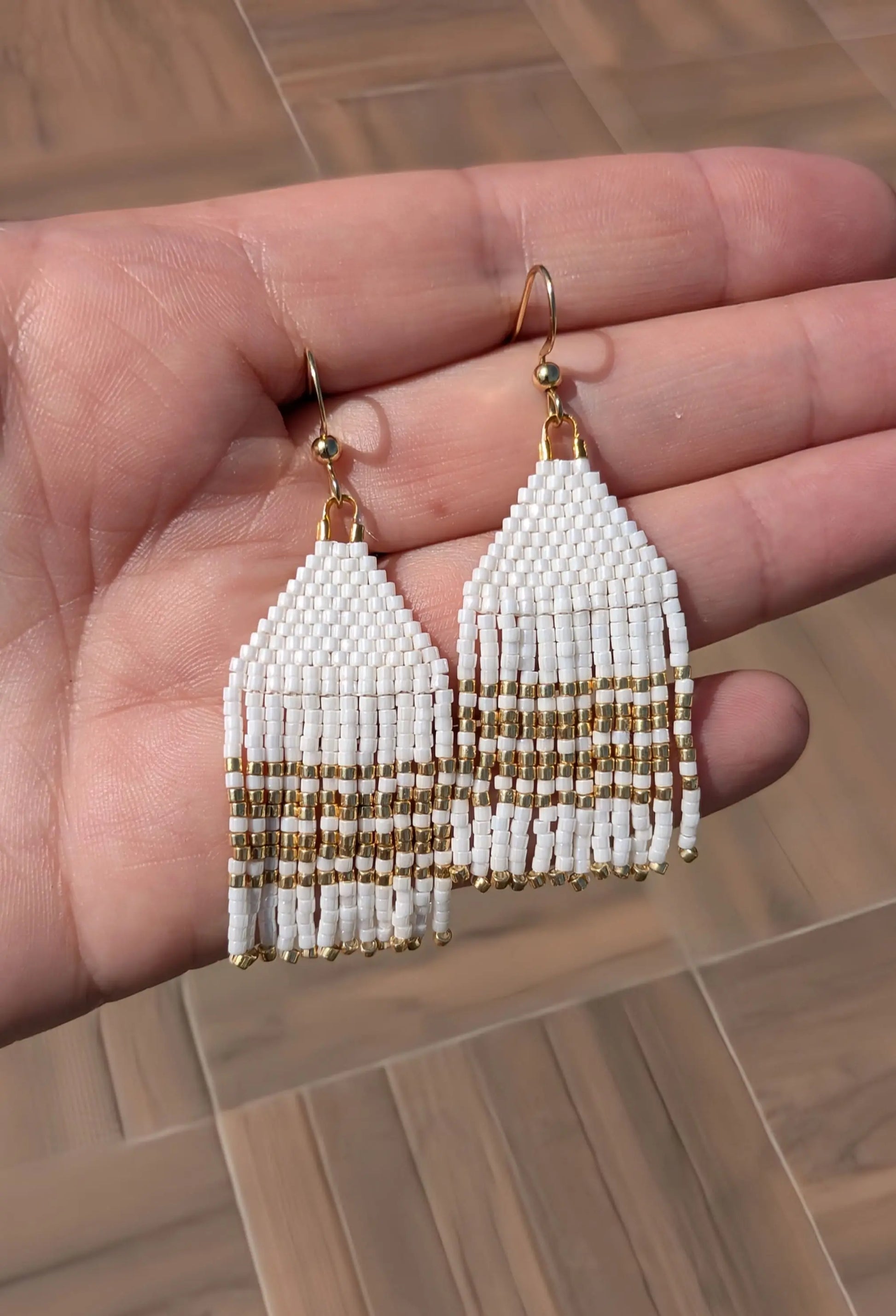 Boucles à franges en perles miyuki fabriquées en france blanches et dorées