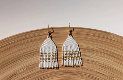 Boucles d'oreilles à franges perlées blanches et dorées. Bijou artisanal