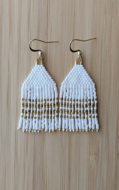 Boucles à franges tissées main en perles miyuki blanches et dorées