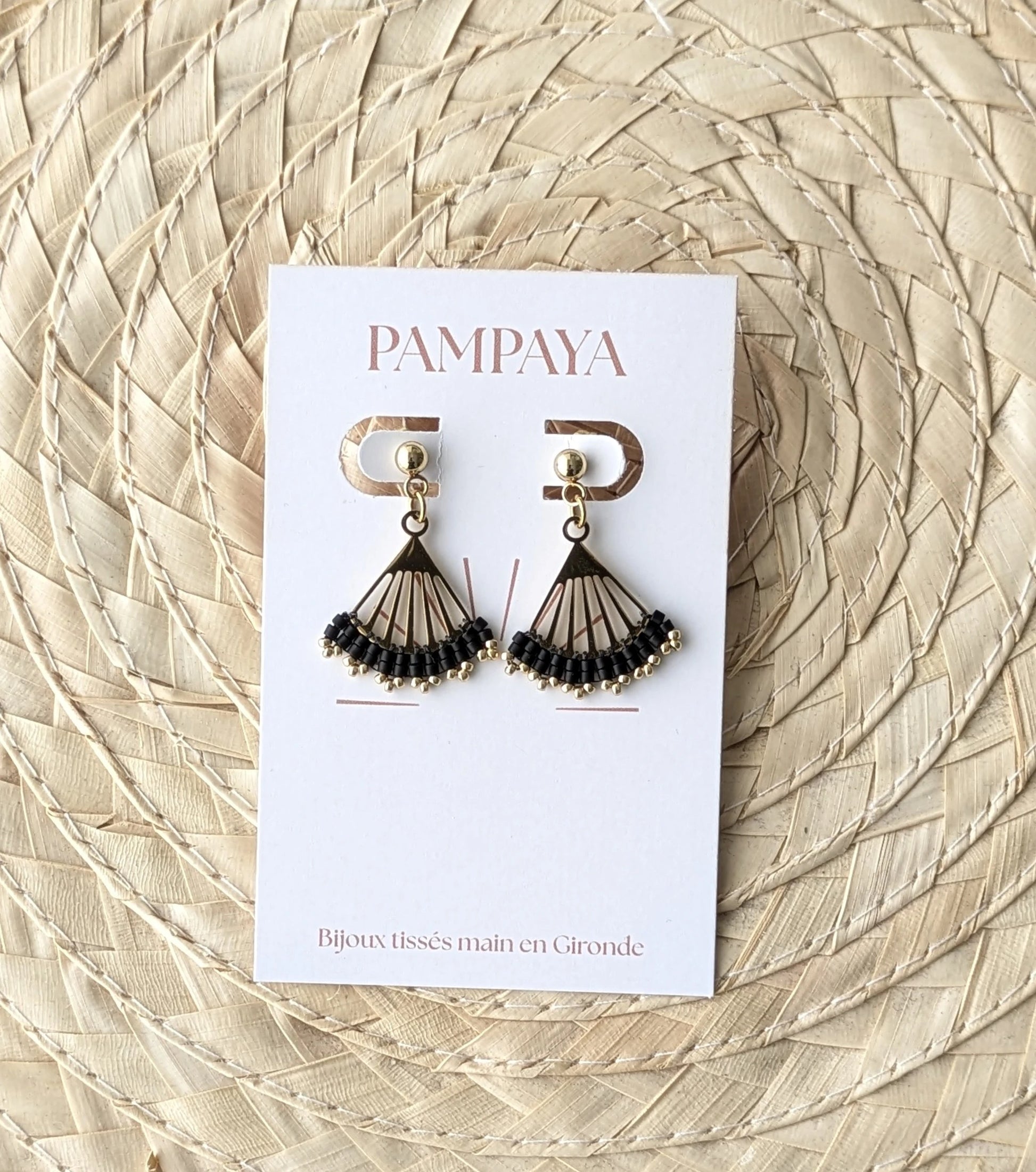 Boucles Lola sur carton "Pampaya-Bijoux tissés main en Gironde"