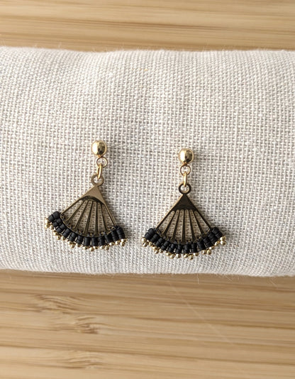 Clous d'oreilles Lola en perles noires- Présentées de face sur coussin